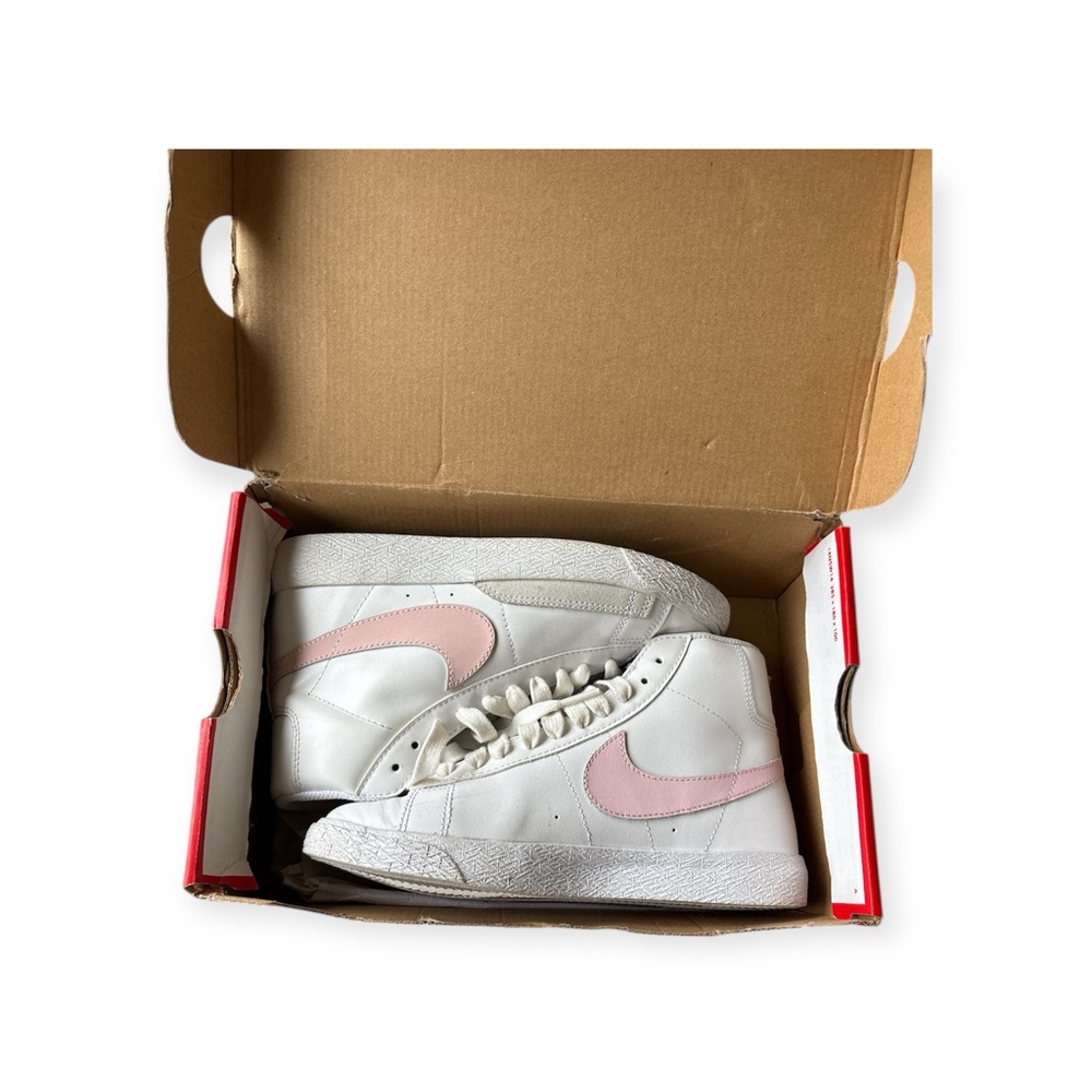 Nike Blazer Mid '77 sneakers. Light pink swoosh logo size 4